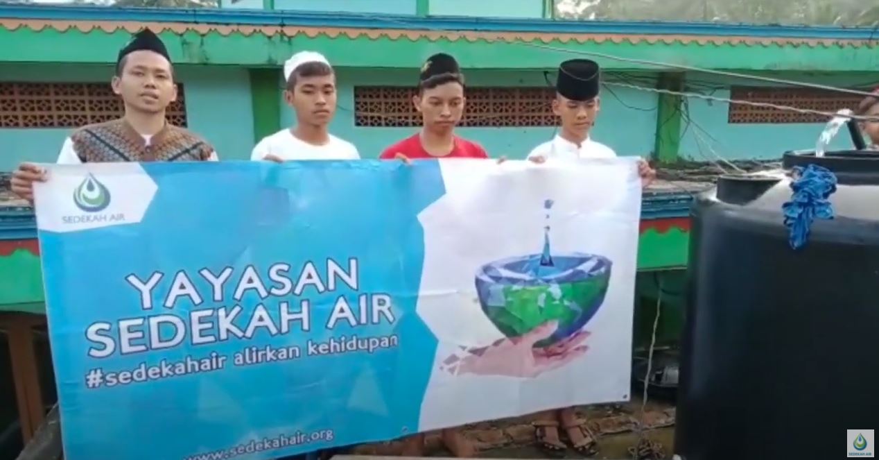 Wakaf Sumur Untuk Pondok Pesantren Riyadul Hikmah Cikatomas Tasikmalaya