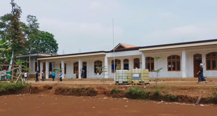 Alirkan Air untuk Pondok Pesantren Hidayatul Mubtadi Ien di Kampung Babakan Tugu, Sindangpanon, Bojong, Purwakarta, Jawa Barat